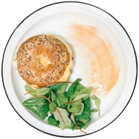 芝麻贝果配新鲜菠菜